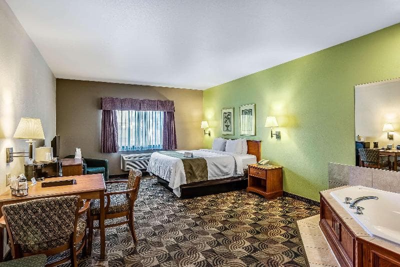 Quality Inn & Suites 5
