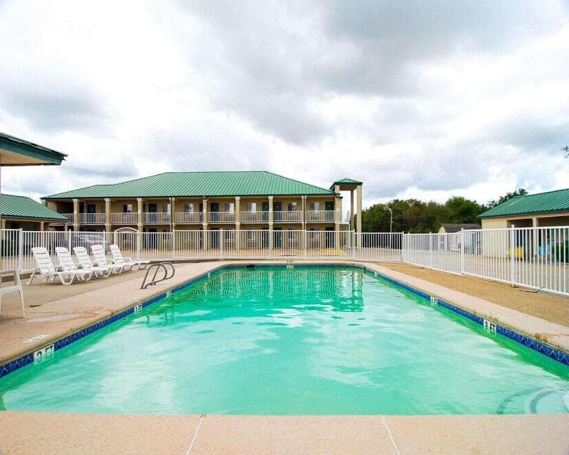 Econo Lodge 3