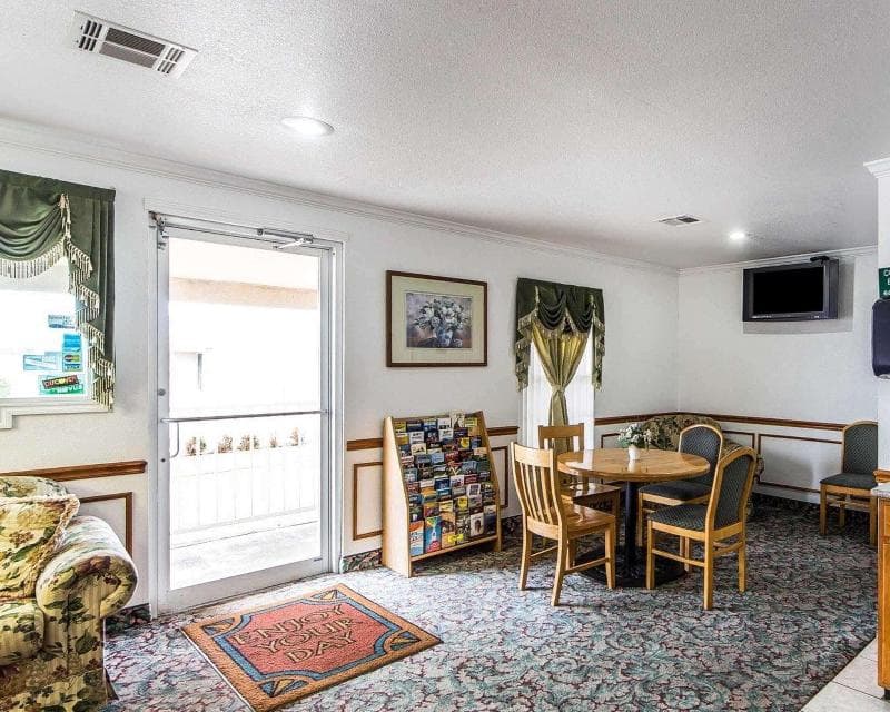 Econo Lodge 4