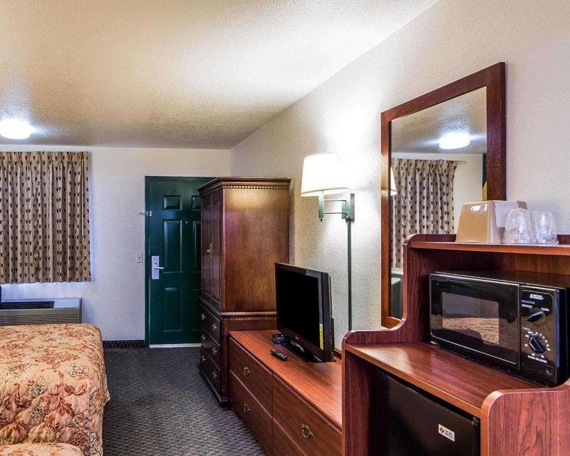 Econo Lodge 5