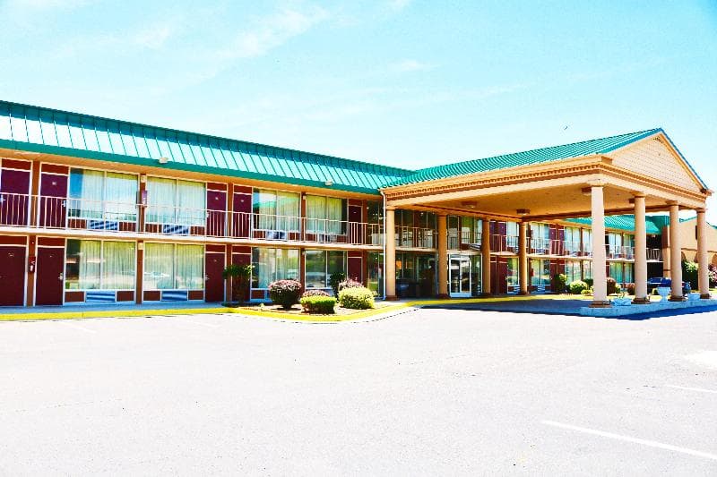 Red Roof Inn & Suites Cave City 4
