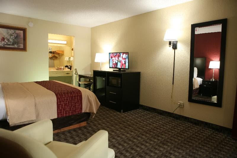 Red Roof Inn & Suites Cave City 2