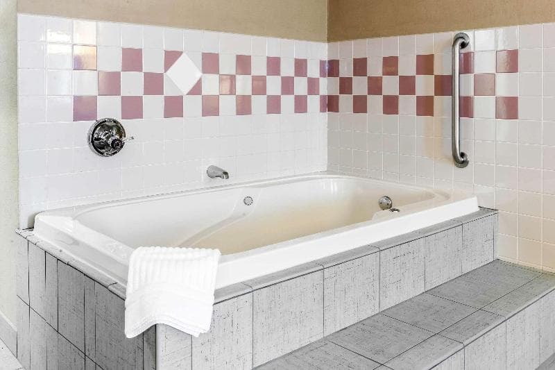 Quality Inn 4