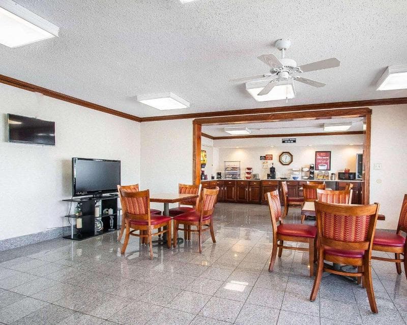 Econo Lodge 4