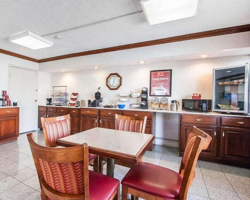 Econo Lodge 5