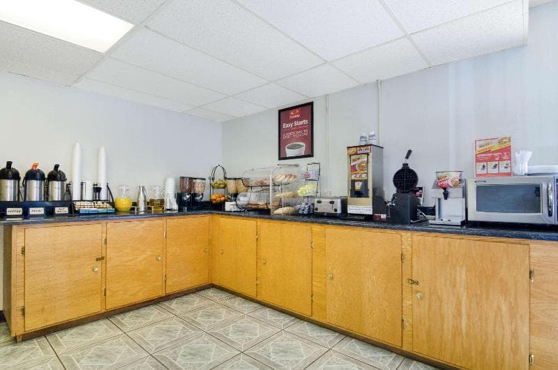 Econo Lodge Emporia 5
