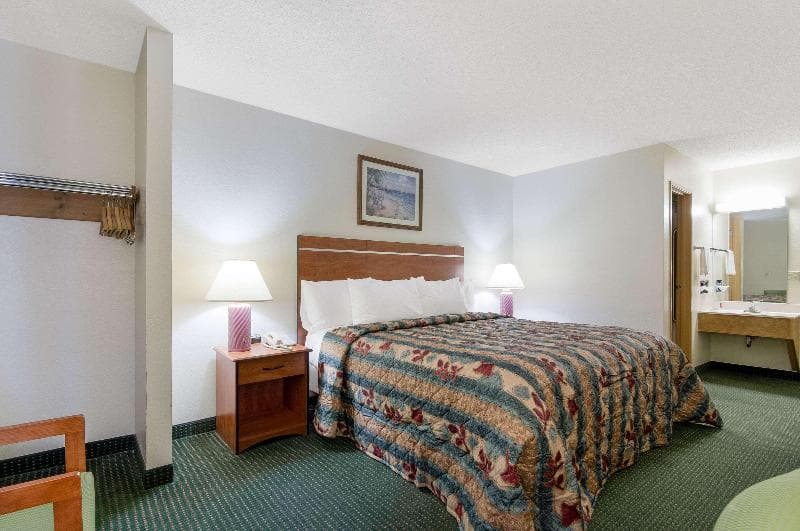 Econo Lodge Emporia 4