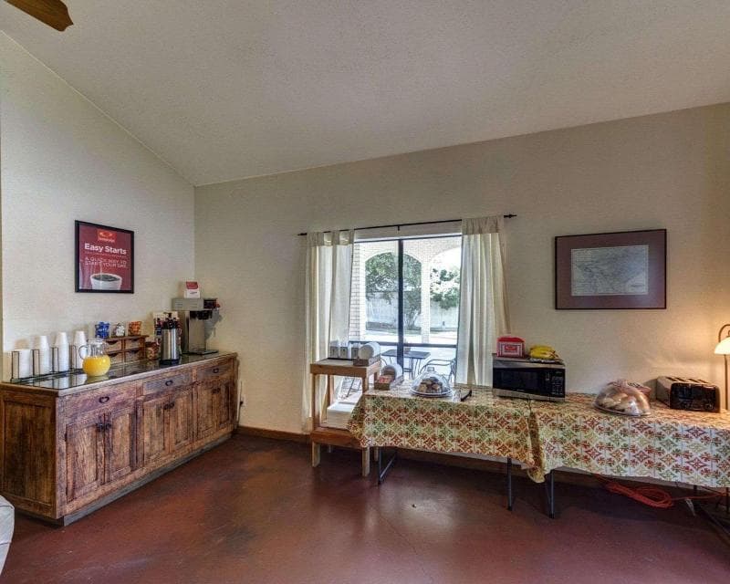 Econo Lodge 4