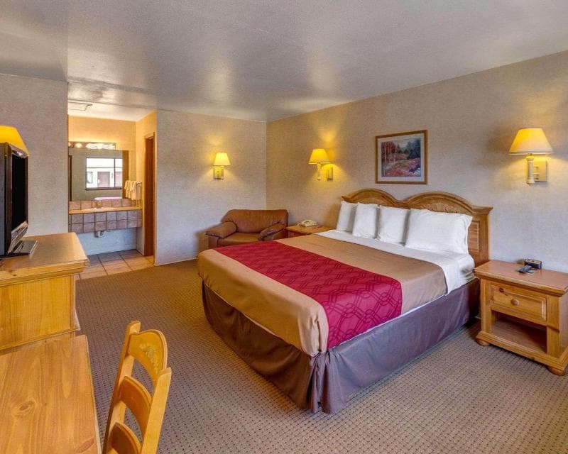 Econo Lodge 3