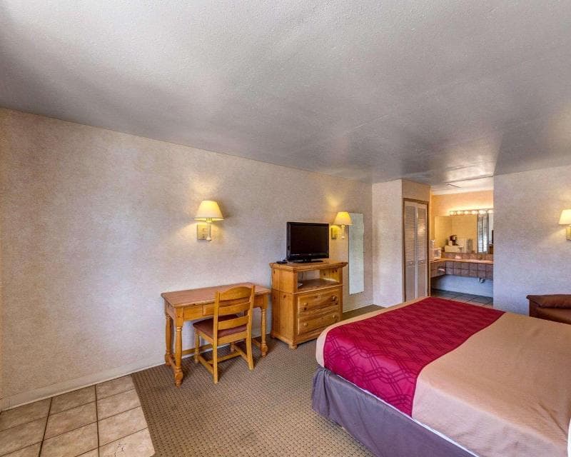 Econo Lodge 5