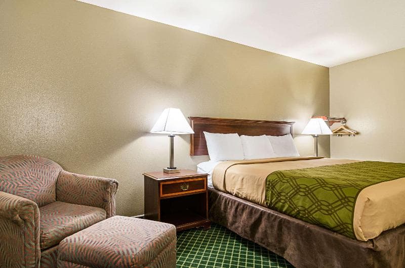 Econo Lodge Hays I-70 photo 1