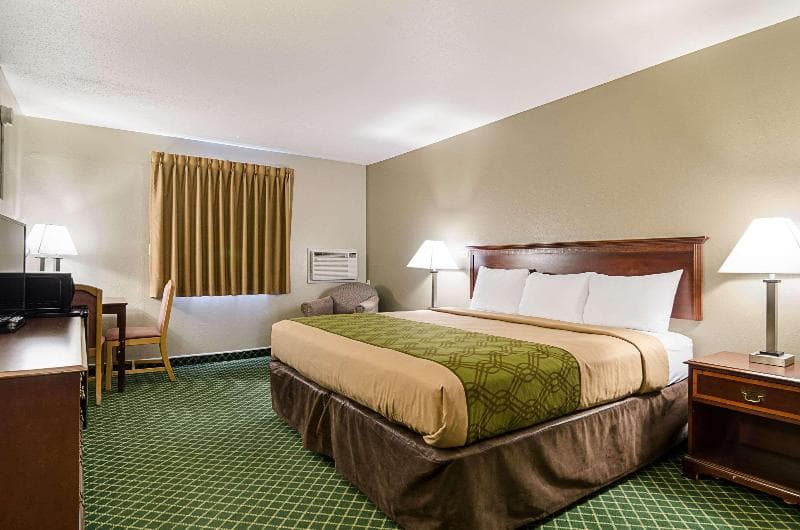 Econo Lodge Hays I-70 4