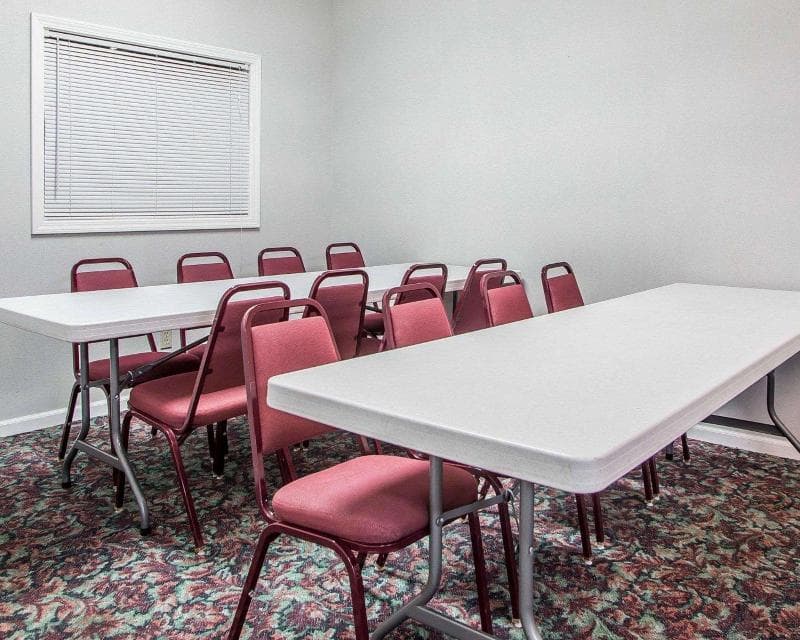 Econo Lodge Jefferson City 5