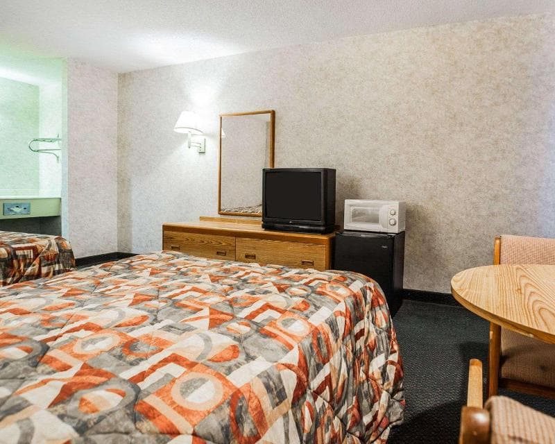 Econo Lodge Jefferson City 4