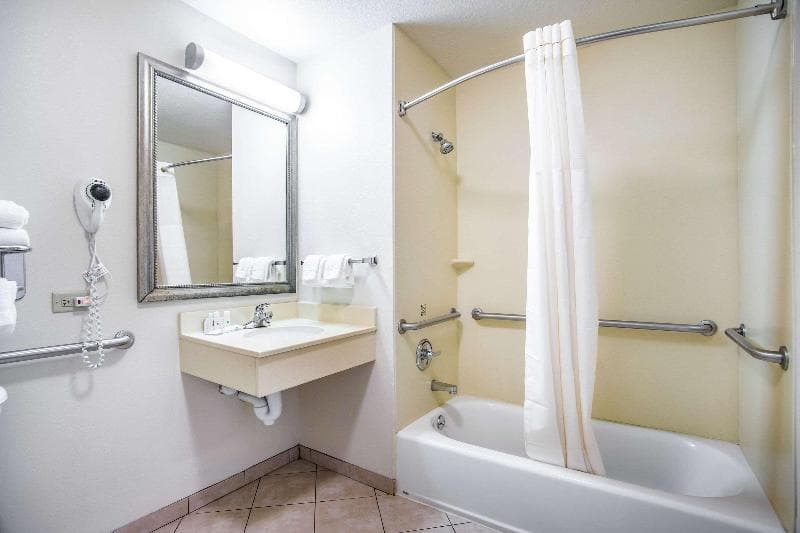 Rodeway Inn & Suites 5