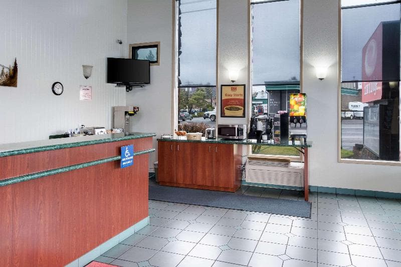 Econo Lodge Bend 4
