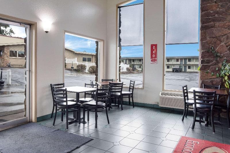 Econo Lodge Bend 5
