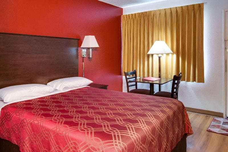 Econo Lodge Bend 3