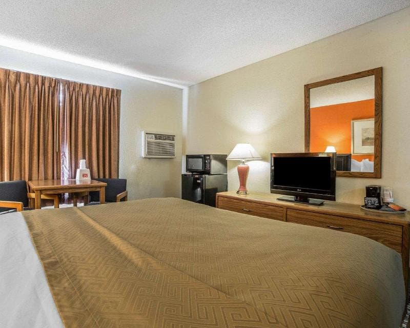 Econo Lodge 3