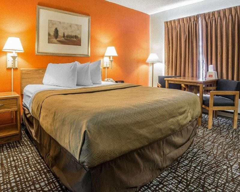 Econo Lodge 4