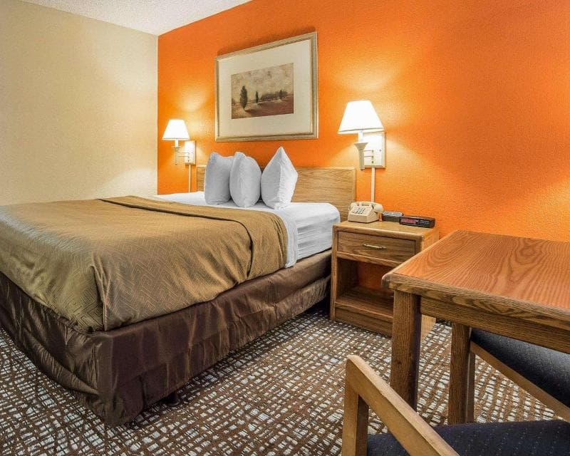 Econo Lodge 5