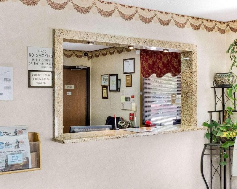 Econo Lodge 4