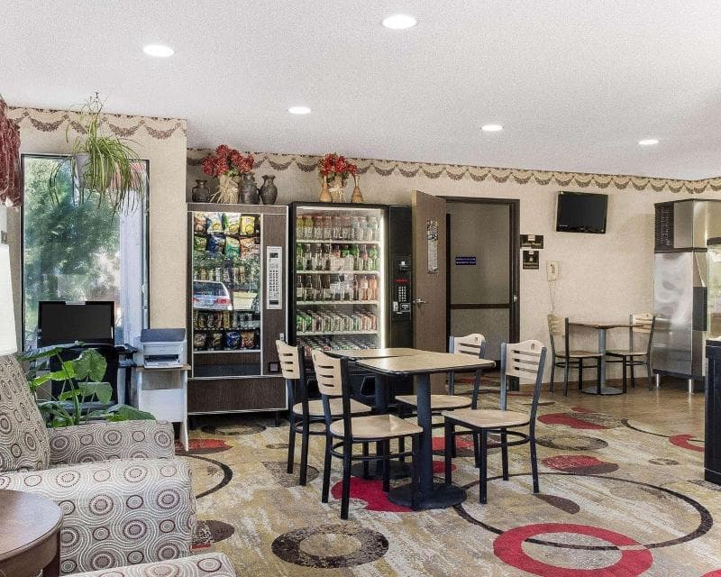 Econo Lodge 5