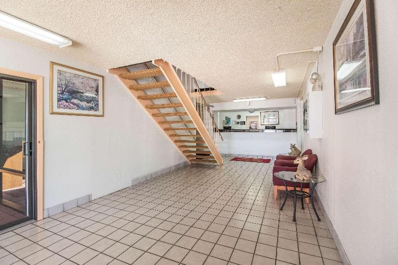Econo Lodge 5