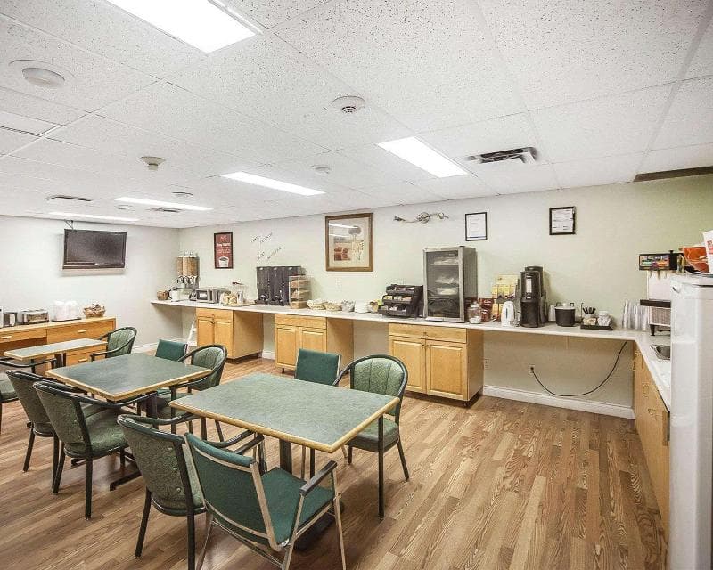 Econo Lodge & Suites Southwest 3