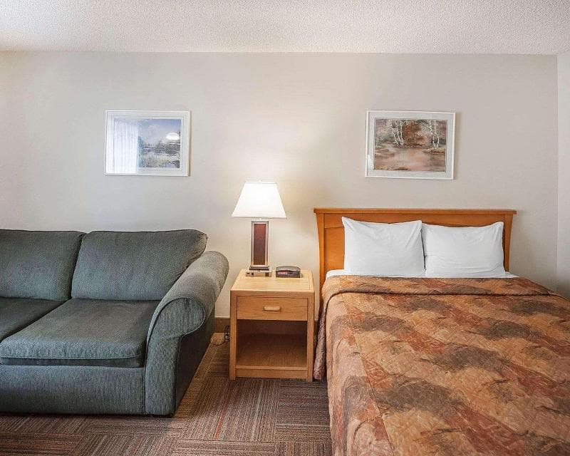 Econo Lodge & Suites Southwest 4