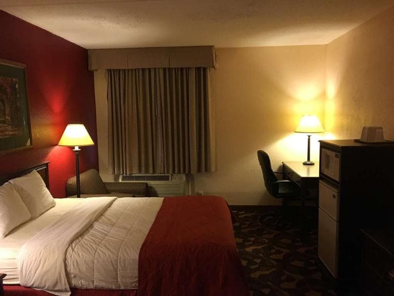 Econo Lodge 3