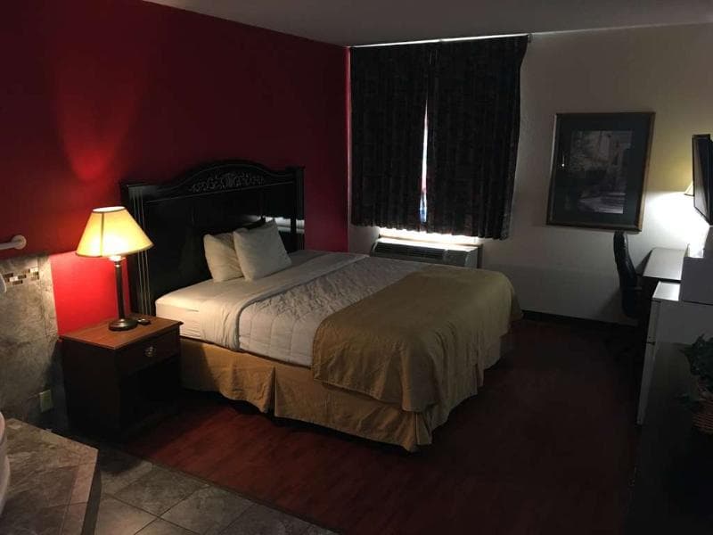 Econo Lodge 4