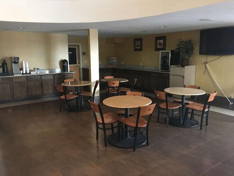 Econo Lodge 5