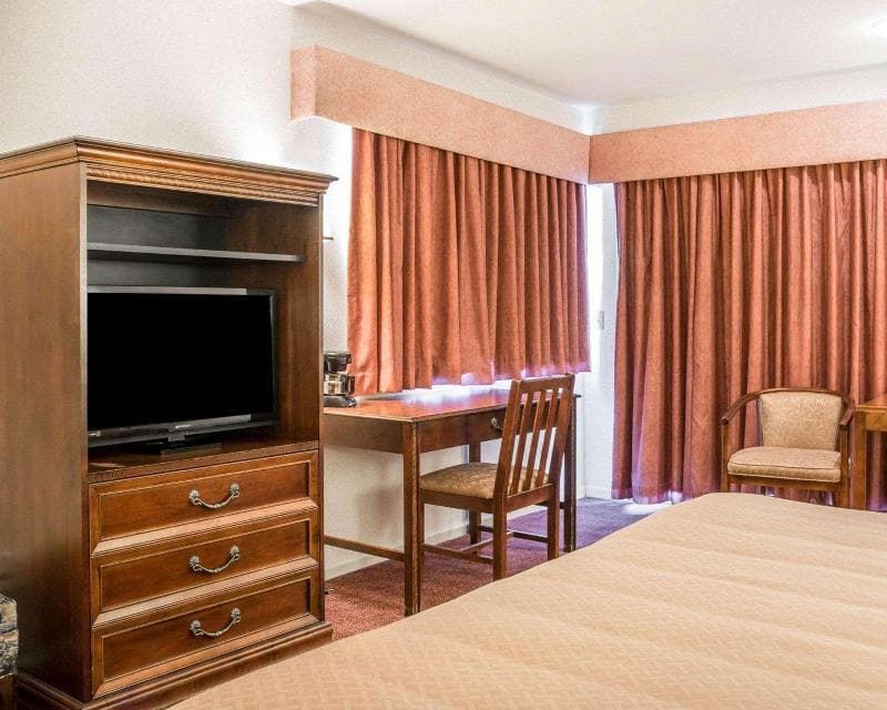 Quality Inn & Suites Beachfront photo 1