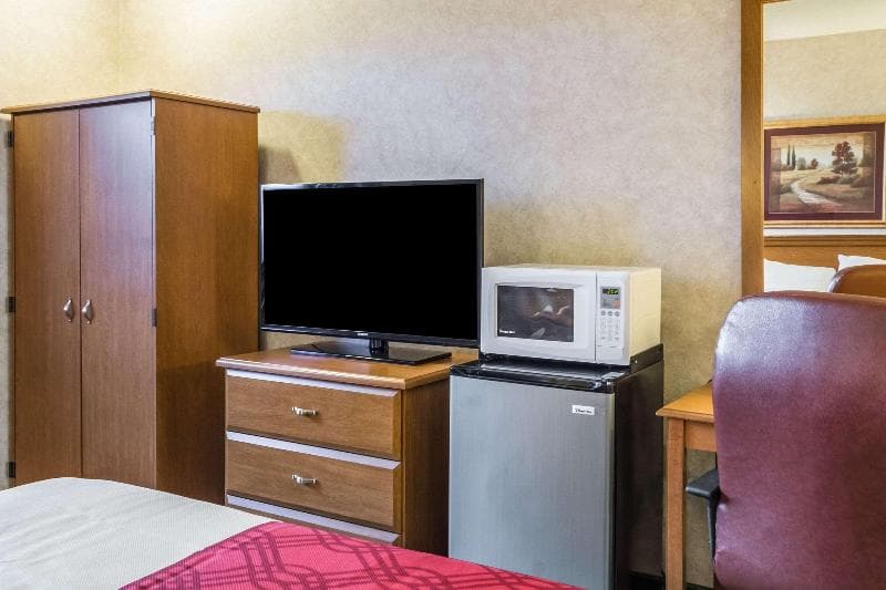 Econo Lodge North 3