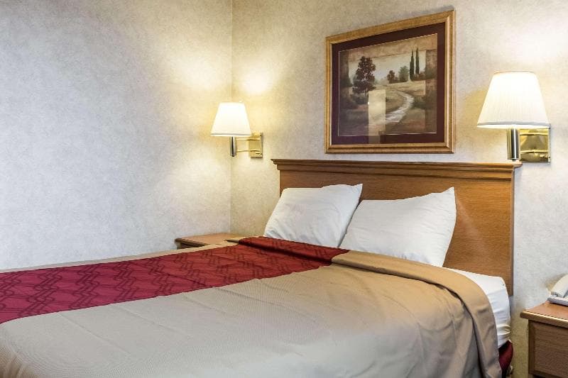Econo Lodge North 4