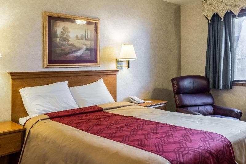 Econo Lodge North 5