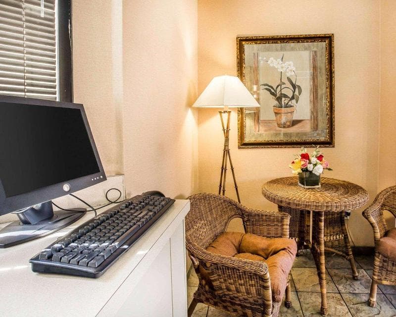 Rodeway Inn & Suites photo 1