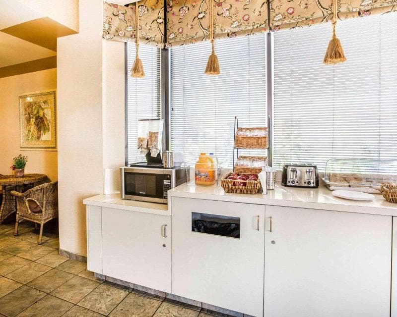 Rodeway Inn & Suites 5
