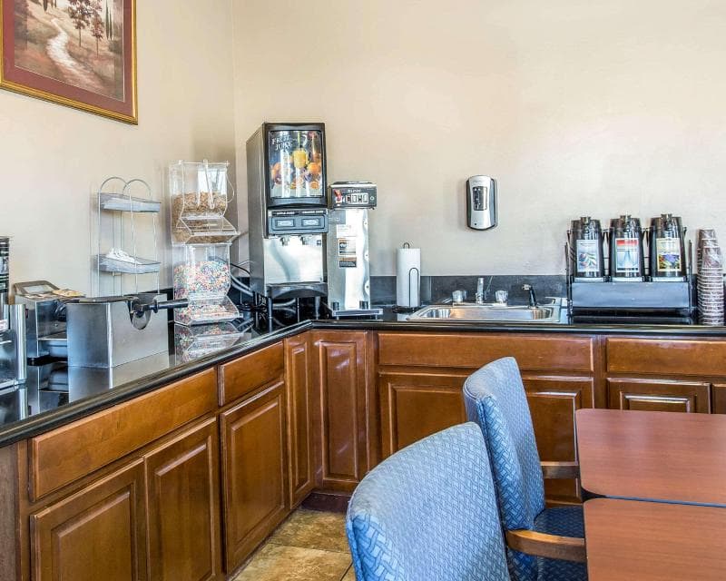 Rodeway Inn & Suites photo 1