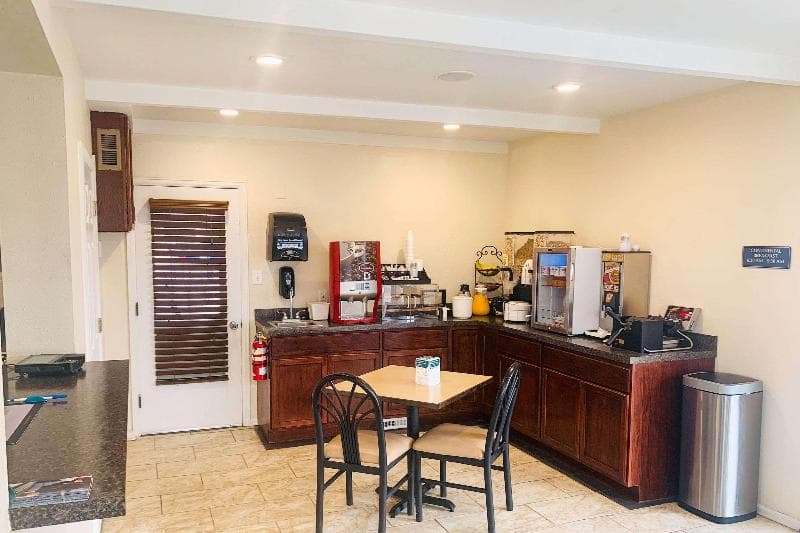 Rodeway Inn & Suites 5
