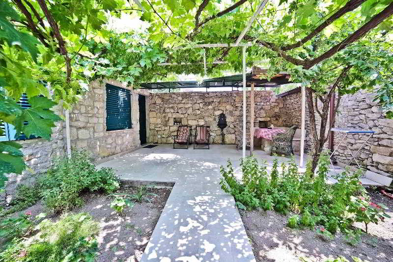 Garden Apartment Hotel 3