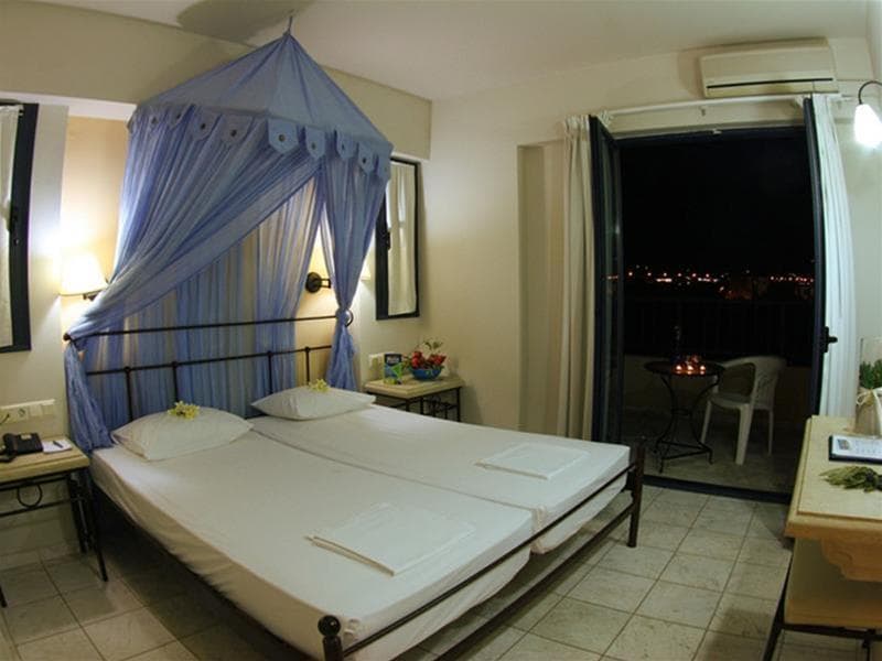 Golden Bay Hotel & Bungalows 4