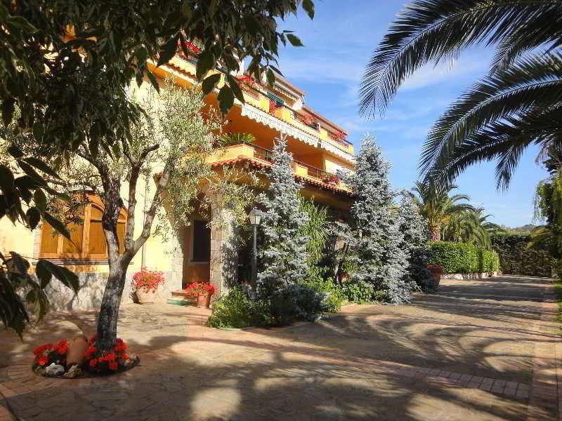 Villamirella main