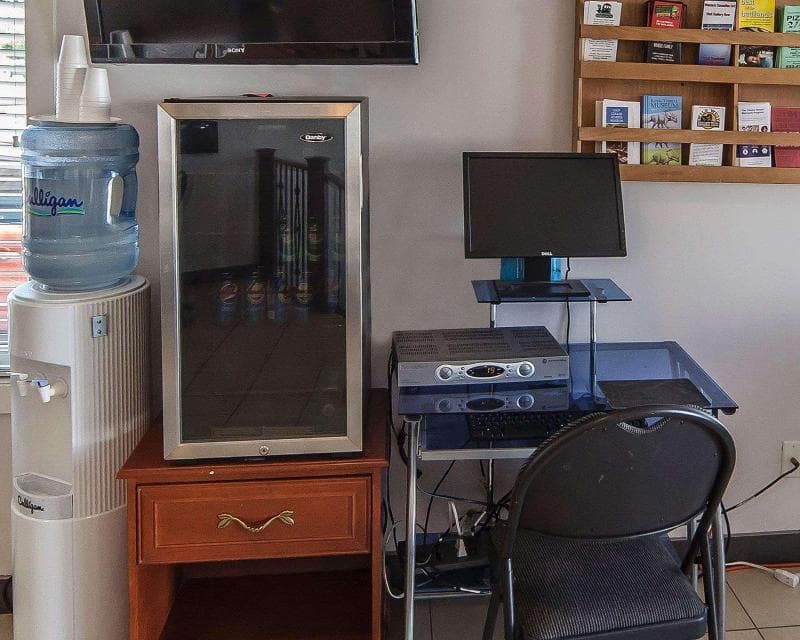 Econo Lodge Inn & Suites photo 1