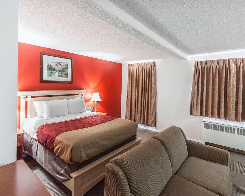 Econo Lodge Inn & Suites 2