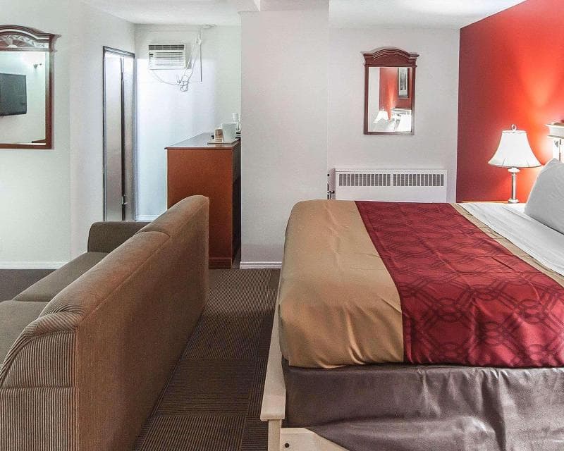 Econo Lodge Inn & Suites 3