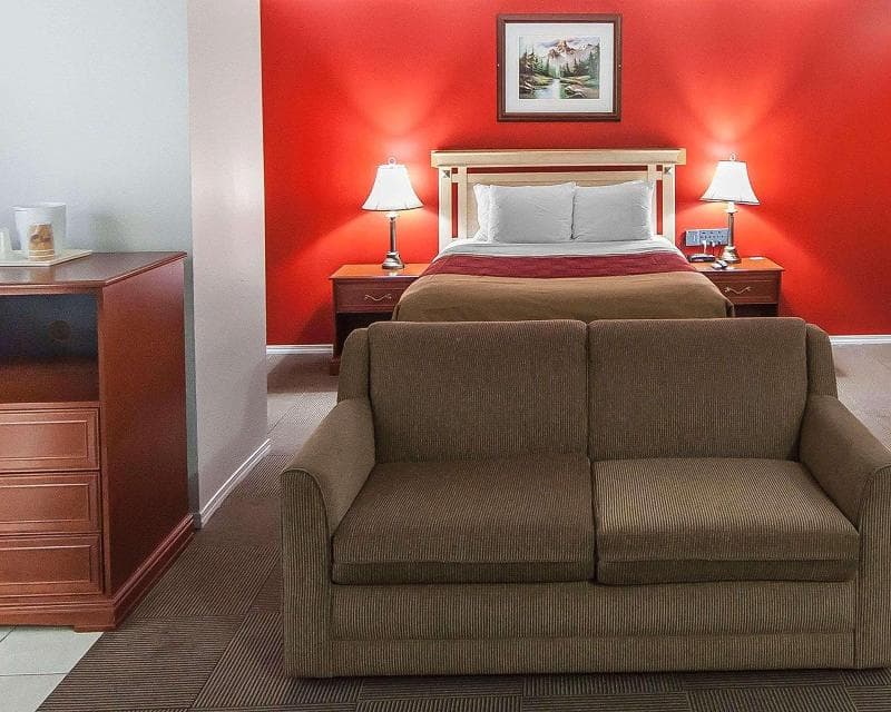 Econo Lodge Inn & Suites 5