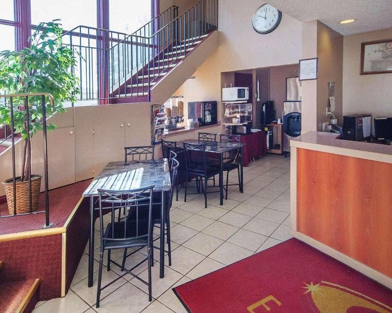 Econo Lodge 3