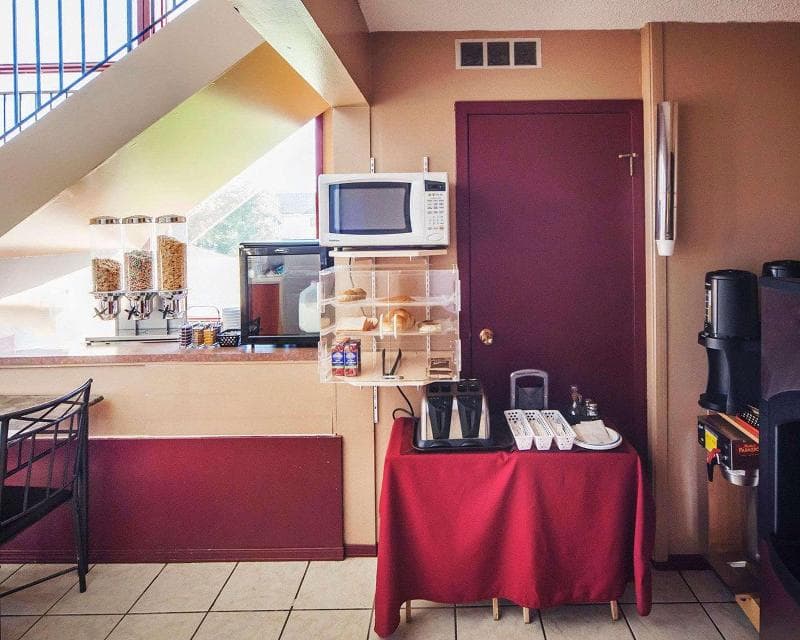 Econo Lodge 4